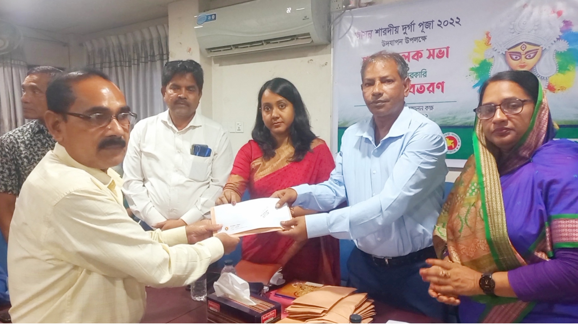 পলাশে ৪৭টি পূজা মন্ডপে নগদ অর্থ বিতরণ