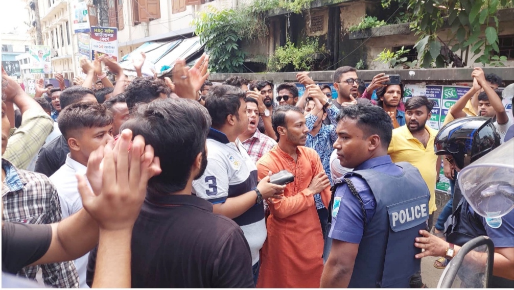 নরসিংদীতে ছাত্রলীগের ২ গ্রুপের পাল্টাপাল্টি বিক্ষোভ