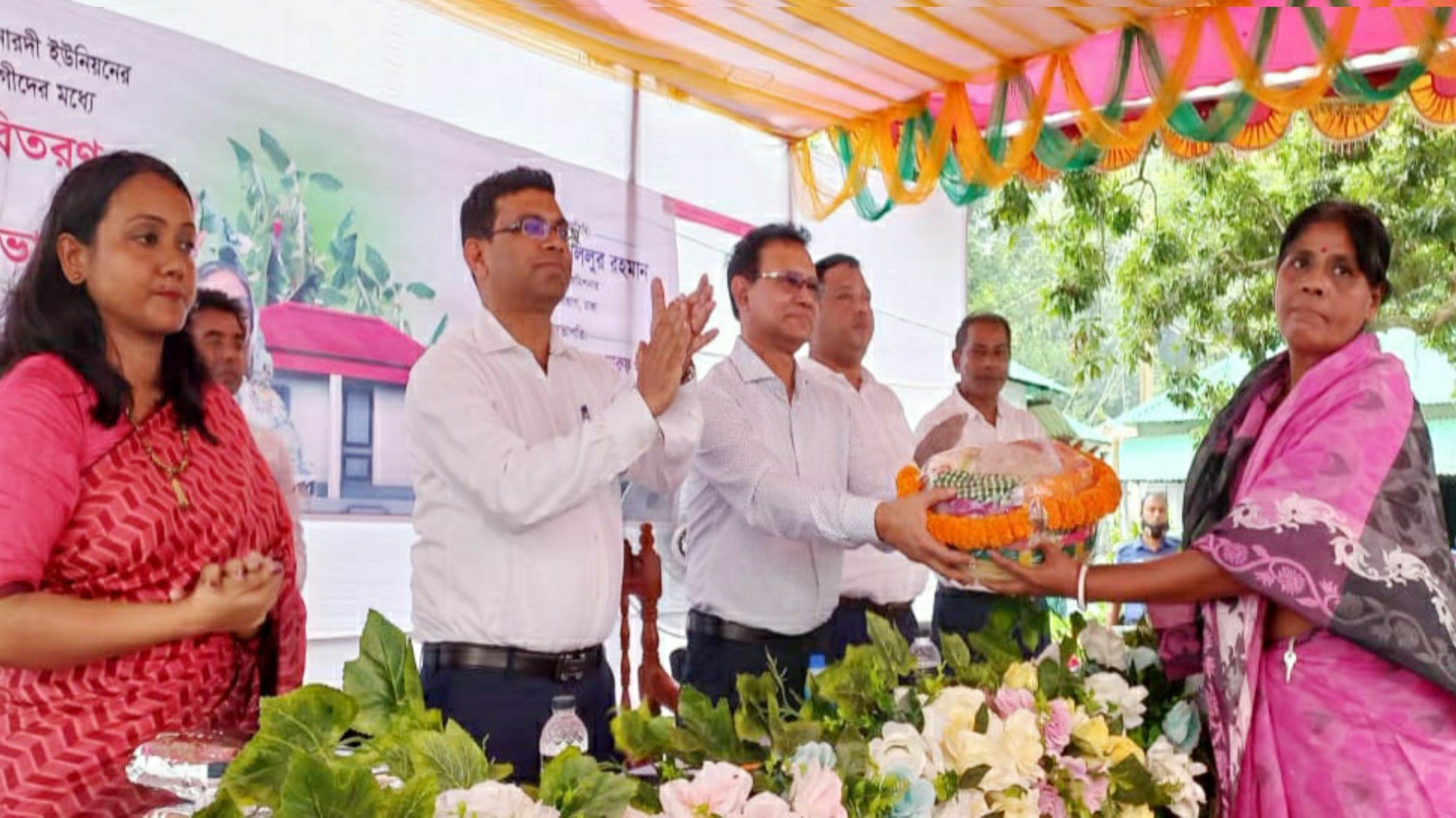 পলাশে আশ্রায়ন প্রকল্প পরিদর্শন করেন ঢাকা বিভাগীয় কমিশনার