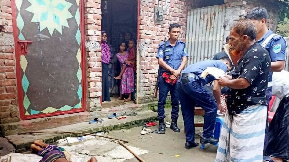 পলাশে ঘুম থেকে উঠে ছেলের গলাকাটা লাশ পেল বাবা