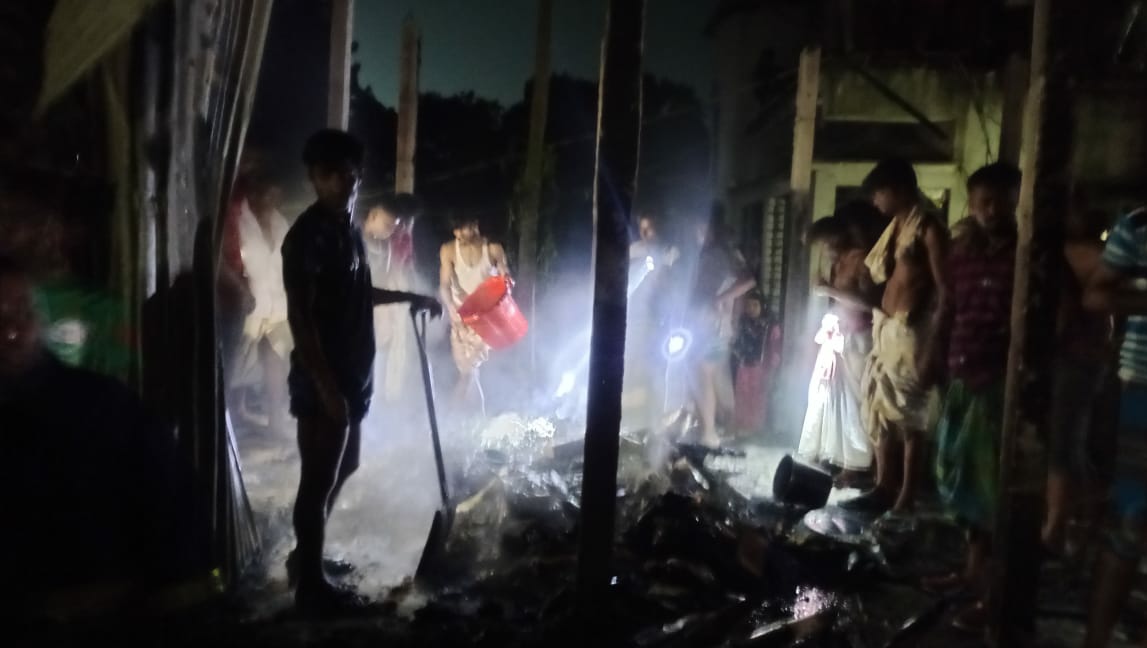 পলাশের ডাংগায় ভয়াবহ অগ্নিকাণ্ড, ১৩টি রুম পুড়ে ছাই