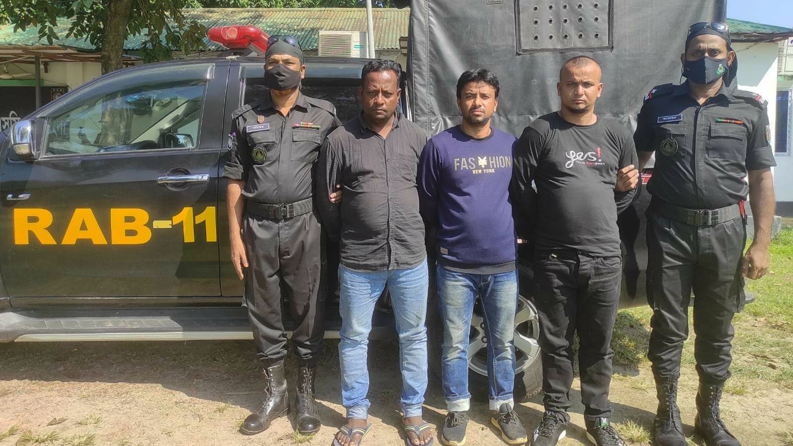 রায়পুরায় অস্ত্র ও গোলাবারুদসহ ৩ দুর্ধর্ষ সন্ত্রাসী গ্রেপ্তার