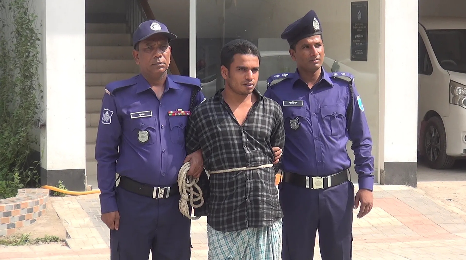 নরসিংদীতে পরকীয়ার জেরে স্ত্রী হত্যা, স্বামী গ্রেপ্তার