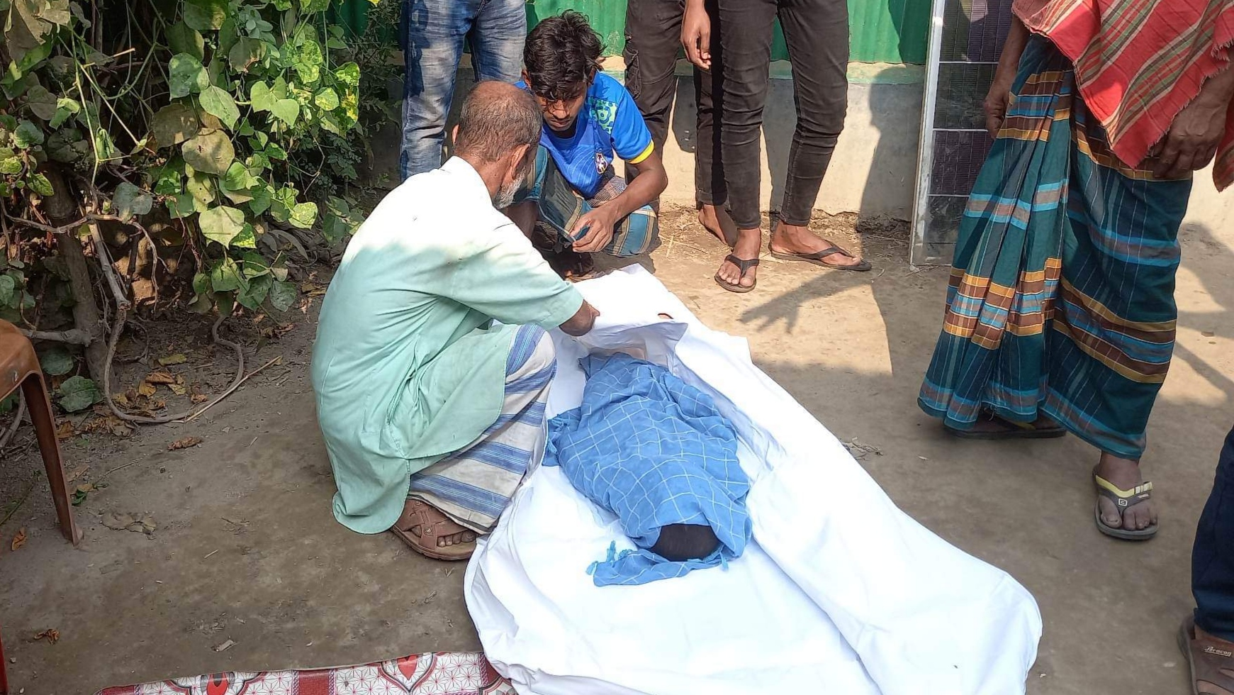 রায়পুরায় স্বামীর সাথে দ্বন্দ্ব, বিষপানে সন্তান ও স্ত্রীর মৃত্যু