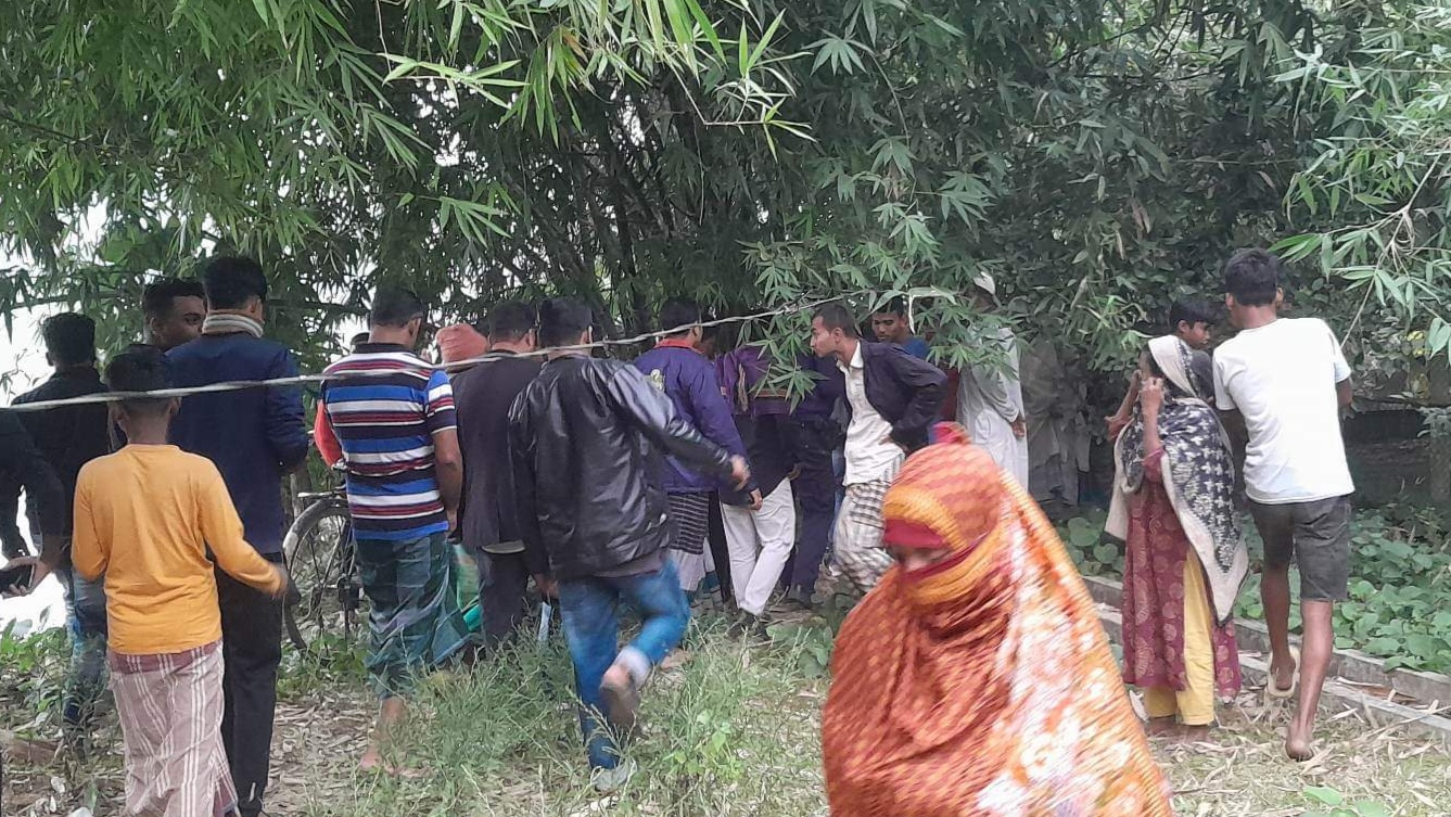 পলাশে ঝোপঝাড়ে মিলল যুবকের গলাকাটা মরদেহ