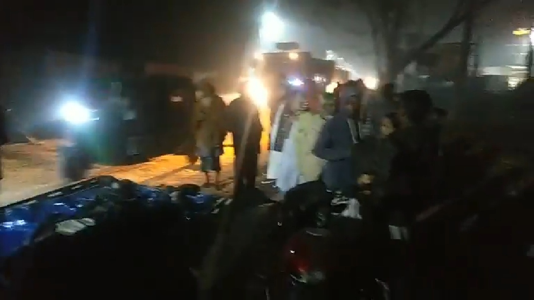 ঘোড়াশালে কাভার্ডভ্যানের ধাক্কায় নিহত ১, চালক আটক