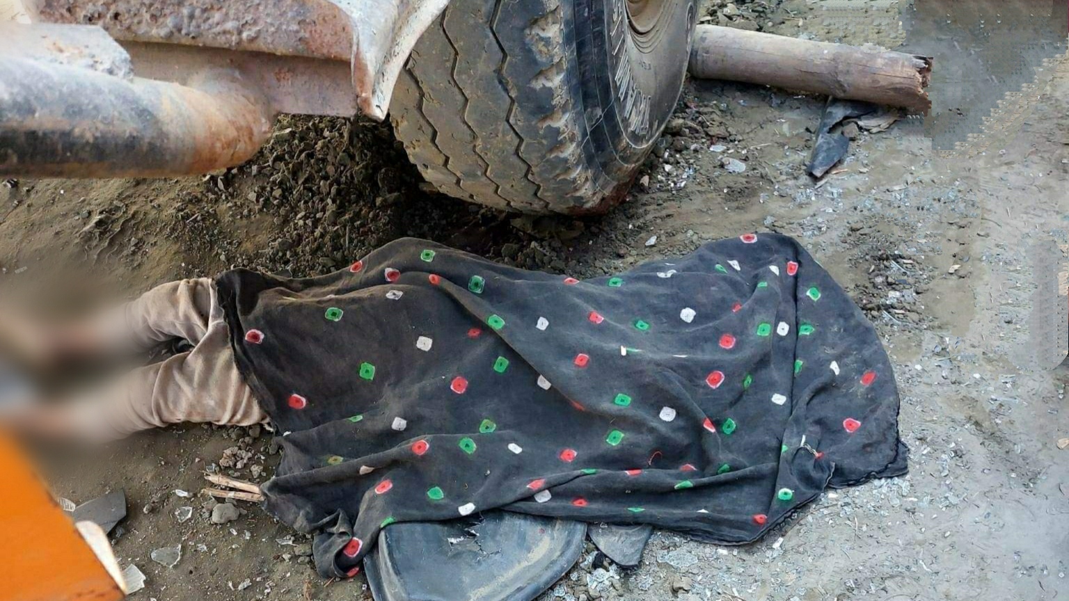 পলাশে সড়ক নির্মাণ কাজের ট্রাক কেড়ে নিল শিশুর প্রাণ