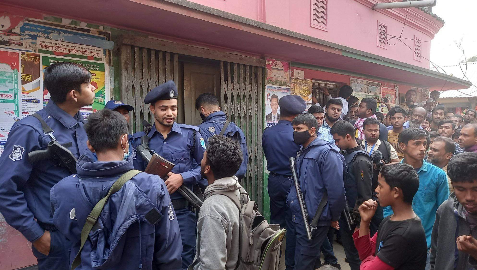 রায়পুরায় ব্যাংকের ভিতরে মিললো ২ আনসারের মরদেহ