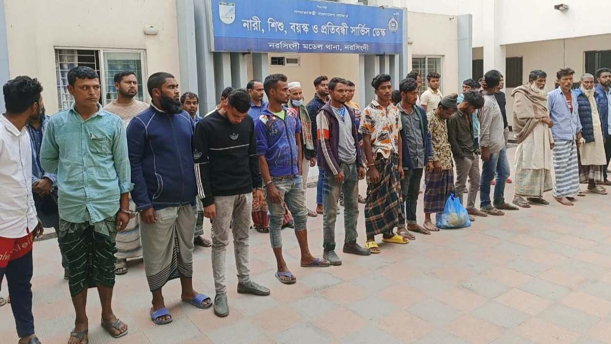 নরসিংদীতে গৃহবধূকে ধর্ষণের অভিযোগে ৪ জন গ্রেপ্তার