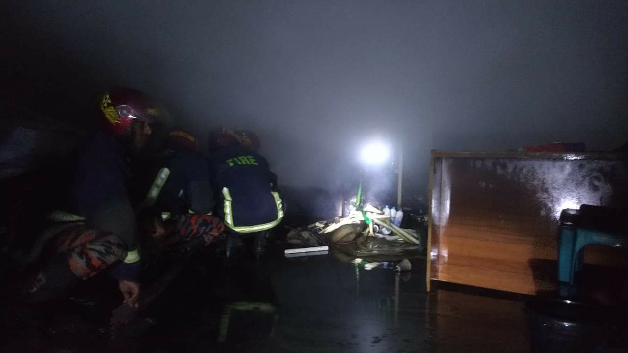 পাঁচদোনায় ভয়াবহ আগুনে পুড়ল মালামাল ও দামি গাড়ি