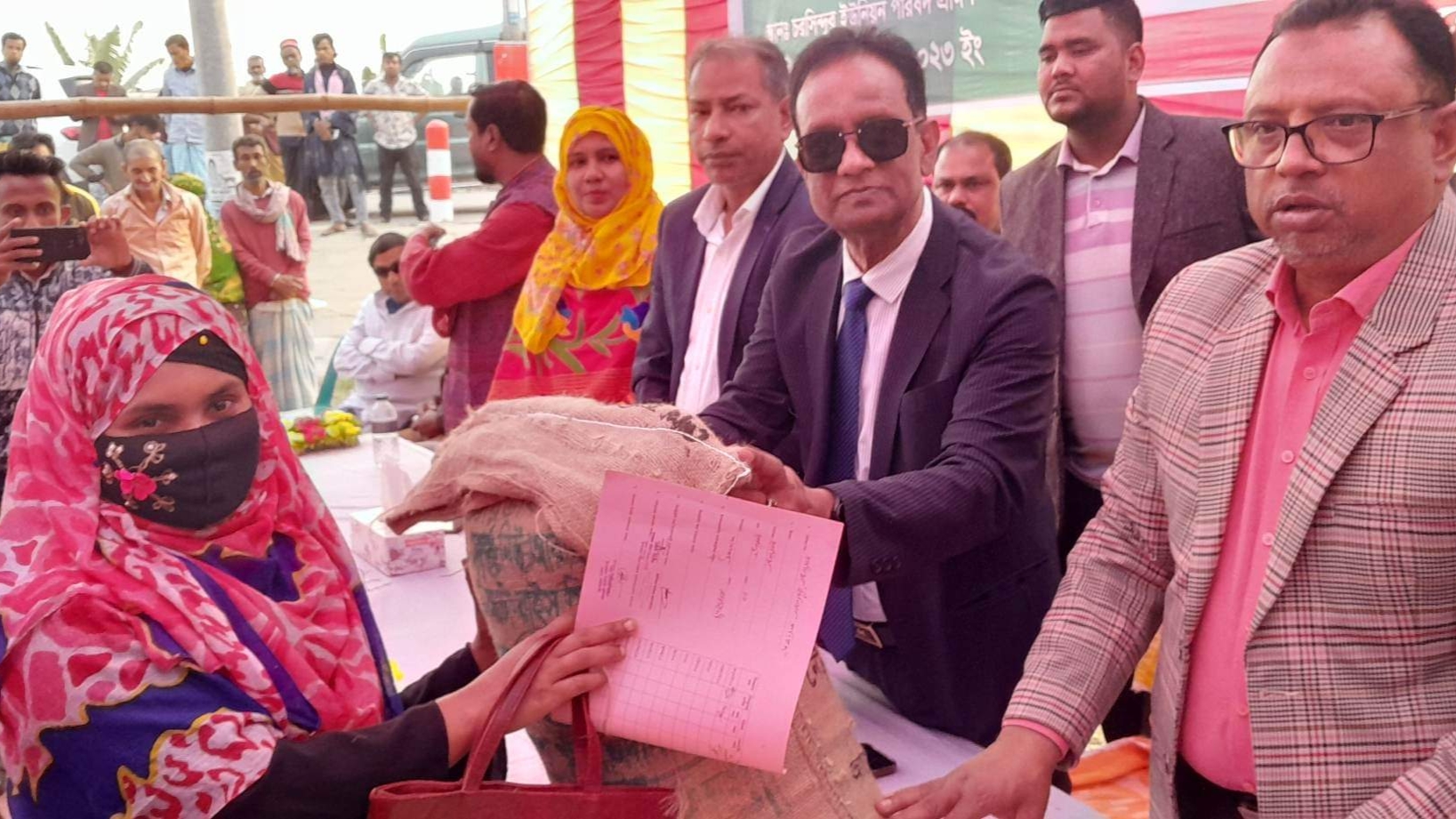 পলাশে ৬০৩ নারী পেলেন ৩০ কেজি করে চাল