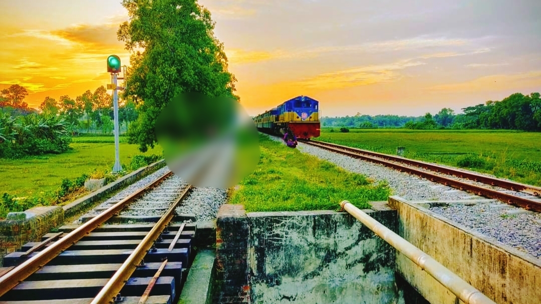 পলাশে ট্রেনে কাটা পড়ে অজ্ঞাত যুবকের মৃত্যু