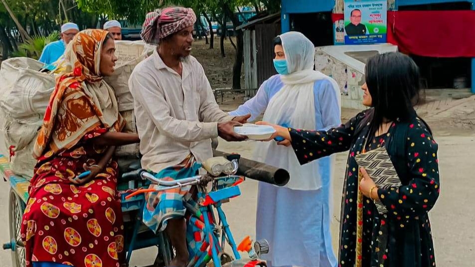 পথচারীরা পেল স্মাইল নরসিংদী জেলা শাখার ইফতার