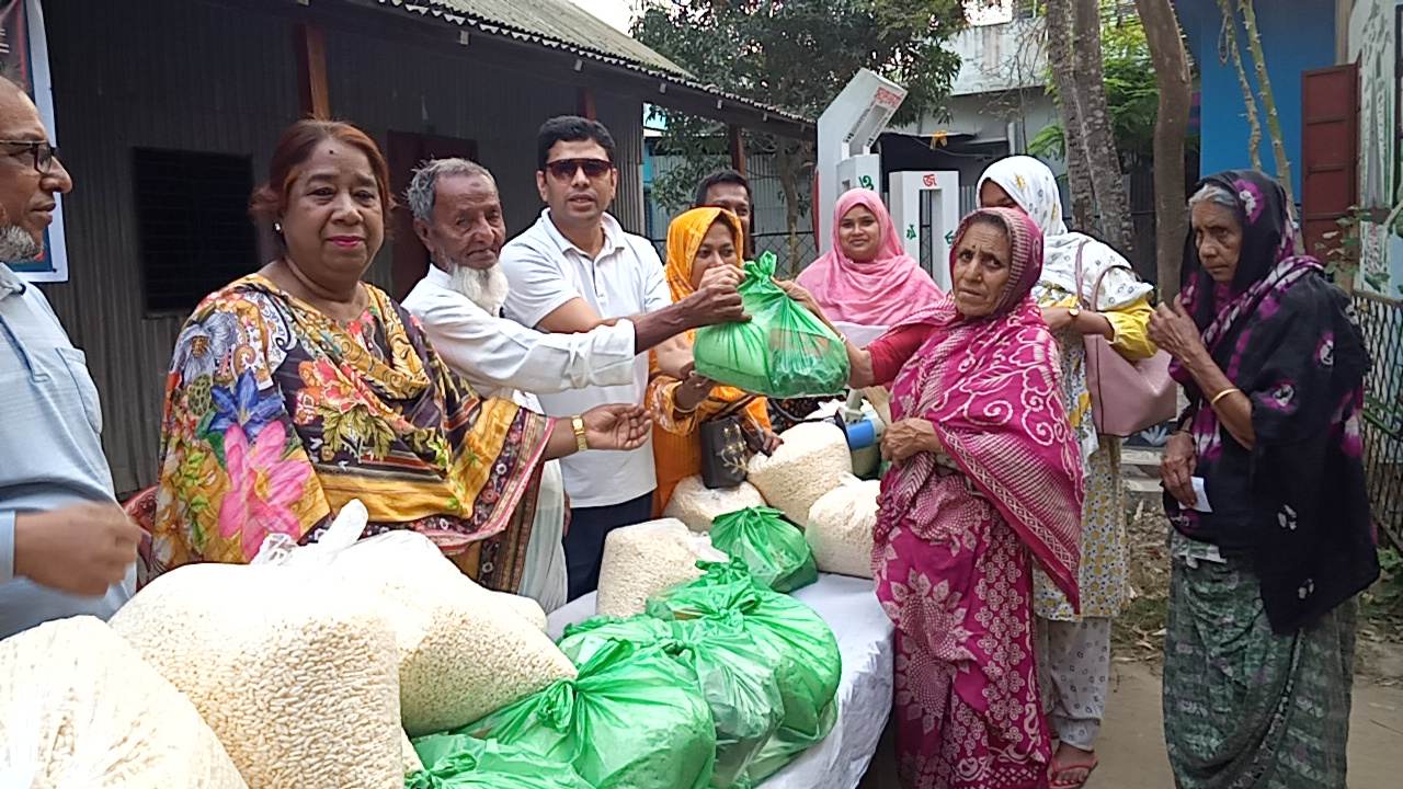 অসহায়দের মাঝে রোজার খুশি বিতরণে মায়ের আচঁল