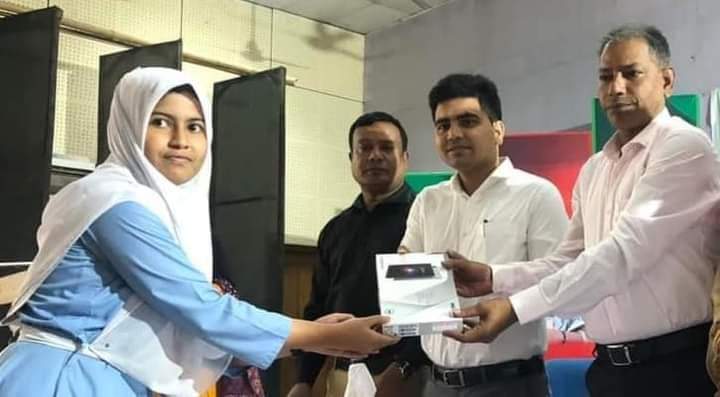 পলাশে ১৪৪ শিক্ষার্থী পেল প্রধানমন্ত্রীর উপহার ট্যাব