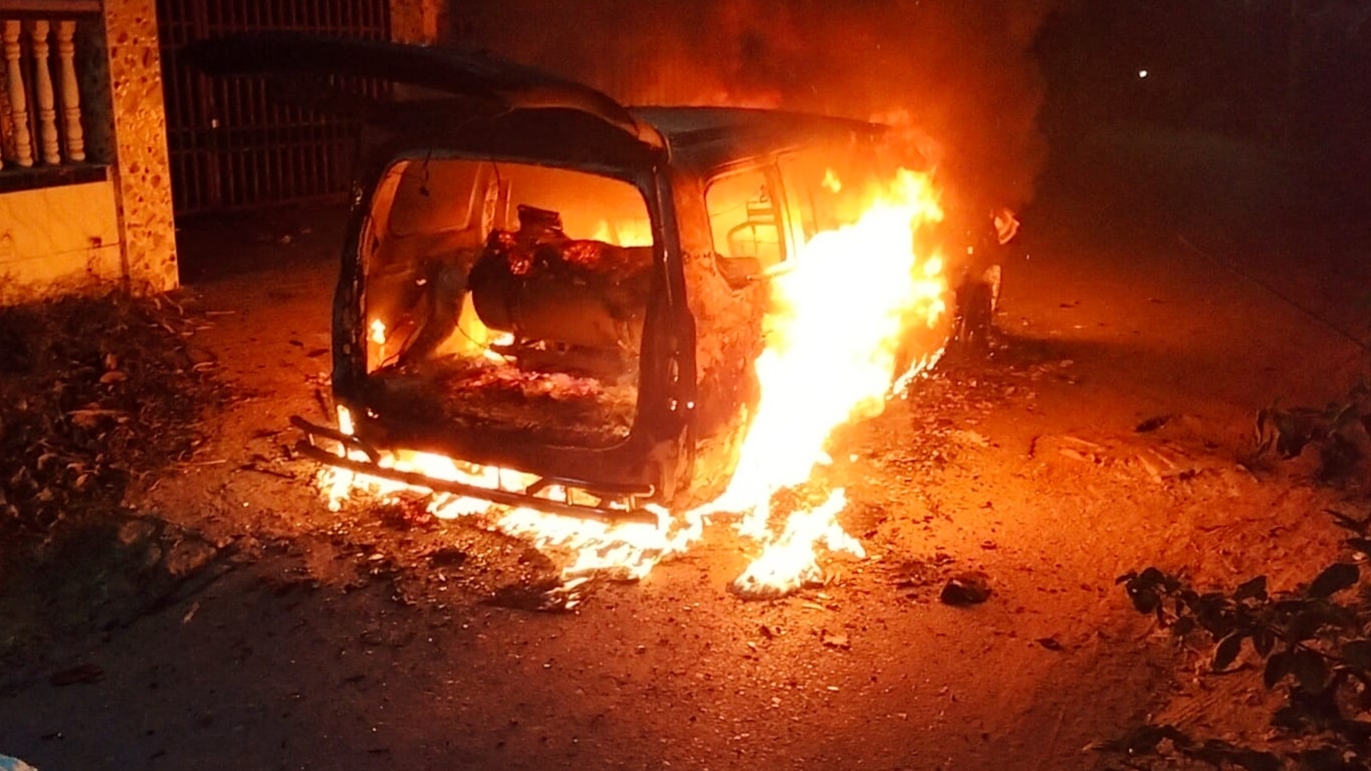 পলাশে চলন্ত টয়োটা গাড়িতে ভয়াবহ অগ্নিকাণ্ড