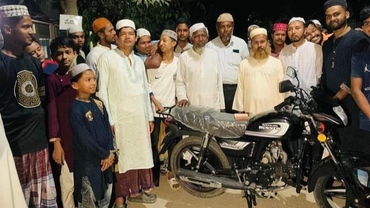 পলাশে মসজিদের ইমামকে মোটরসাইকেল উপহার দিলেন যুবকরা