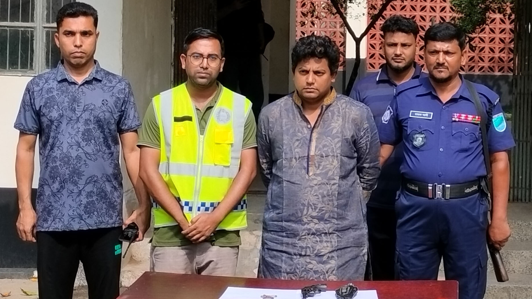 পলাশে বিদেশী রিভলবার ও গুলিসহ যুবক গ্রেপ্তার