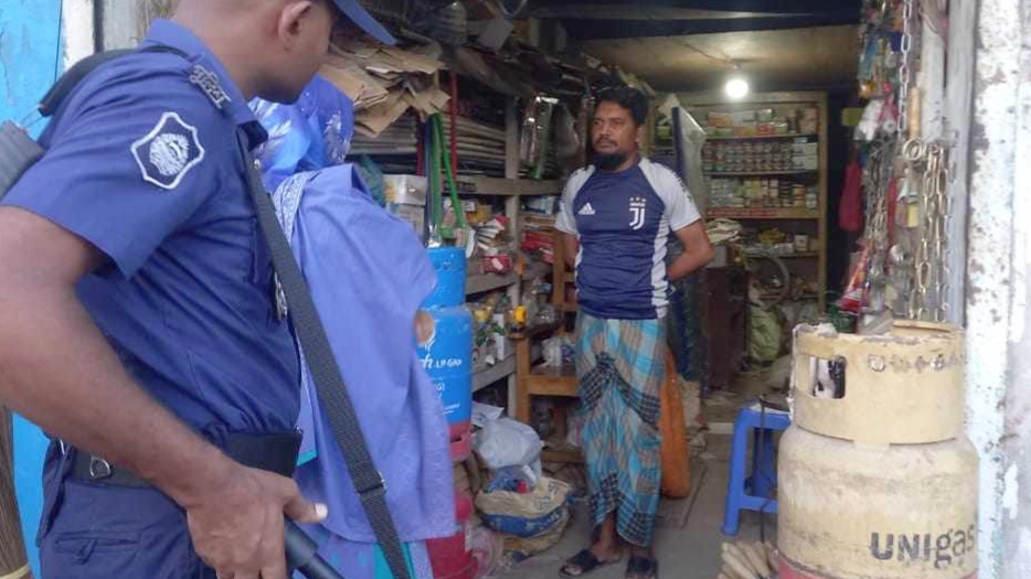 ঘোড়াশালে বাড়তি দামে গ্যাস সিলিন্ডার বিক্রি করায় জরিমানা