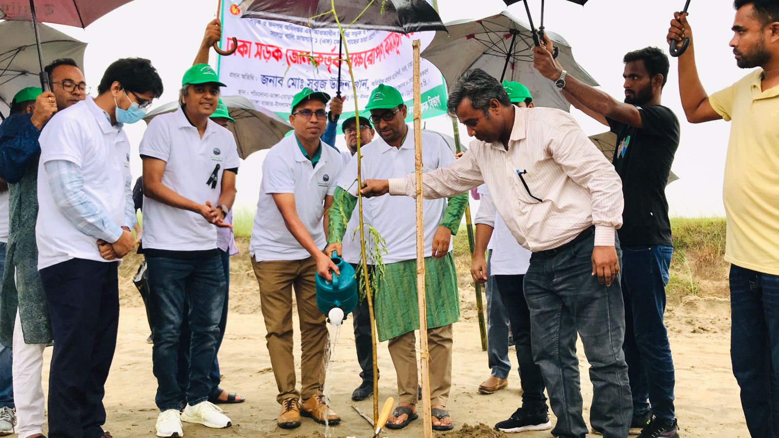 নরসিংদীতে সড়ক বিভাগের বৃক্ষরোপণ কর্মসূচি উদ্বোধন