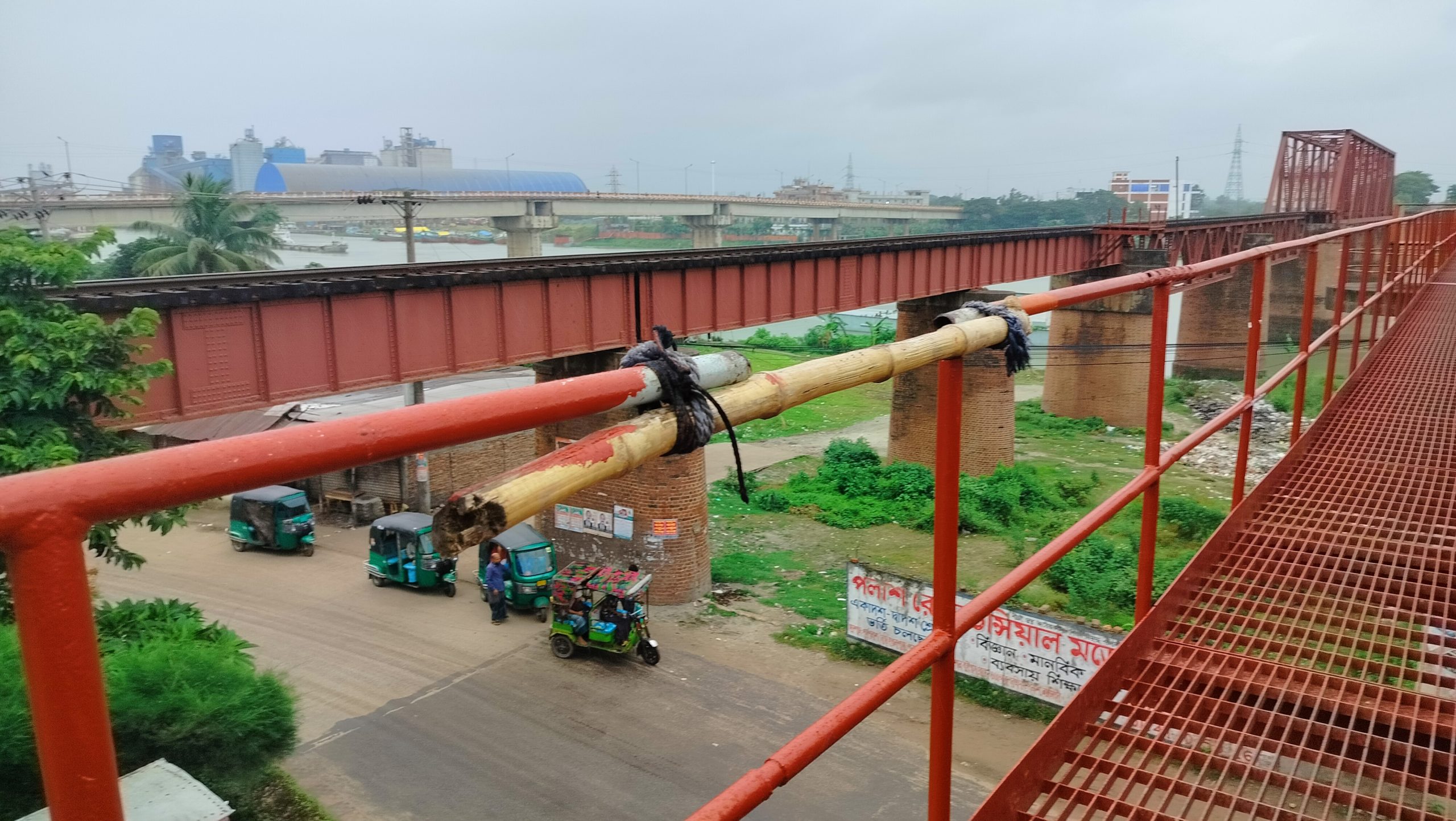 ঘোড়াশাল রেলসেতুর রেলিংয়ে বাঁশের জোড়াতালি