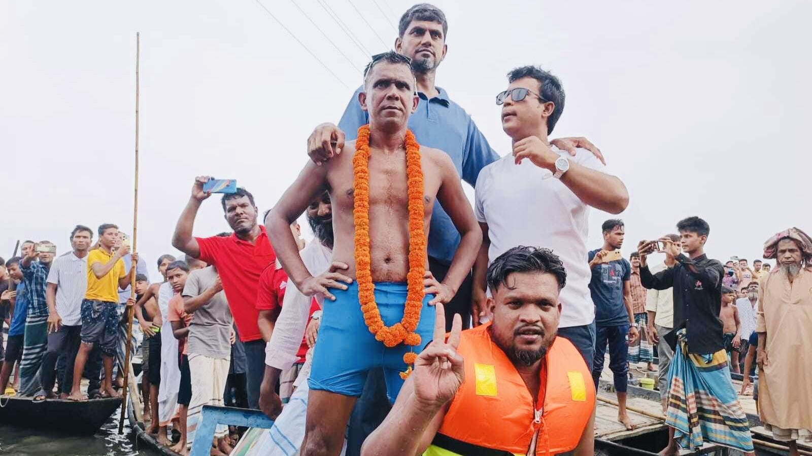 আখাউড়া থেকে ৩০ ঘন্টা সাঁতরে নরসিংদী পৌঁছলেন বকুল সিদ্দিকী