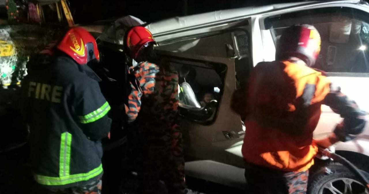 শিবপুরে ট্রাক-মাইক্রোবাস সংঘর্ষে ৭ জন নিহত