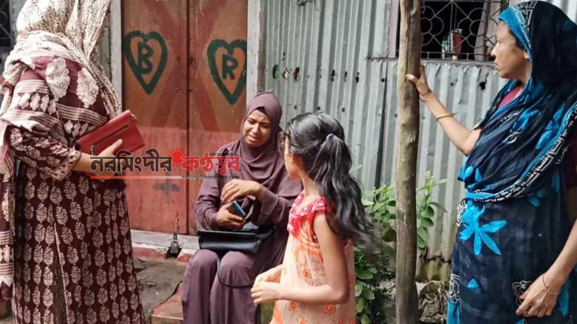 পলাশে বিয়ের দাবিতে প্রেমিকের বাড়িতে প্রেমিকার অবস্থান