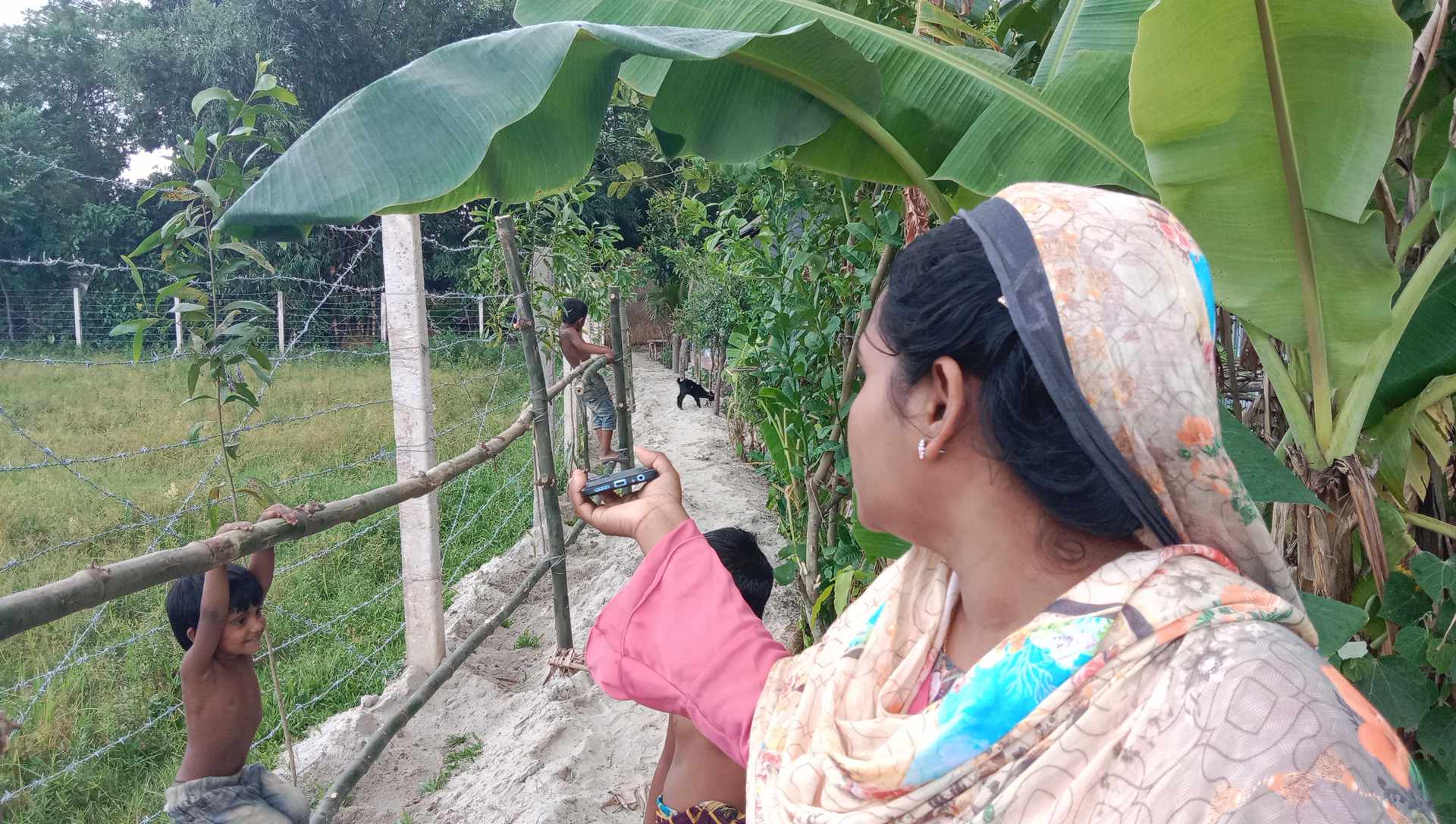 শিবপুরে রাস্তায় বাঁশের বেড়া, দুর্ভোগে ১৫ পরিবার!