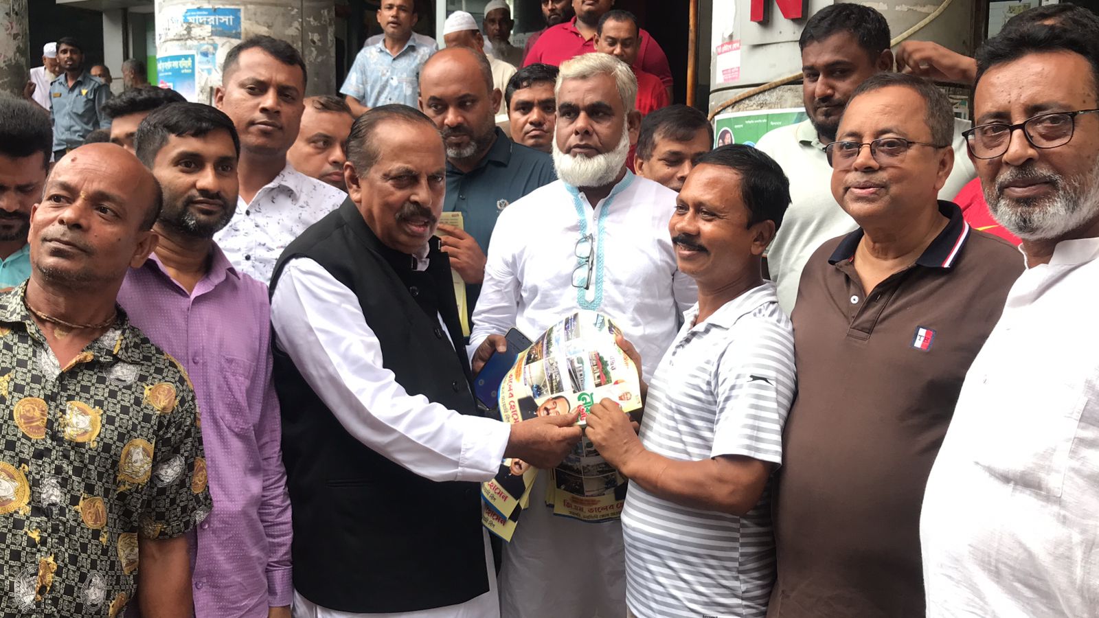 সরকারের উন্নয়ন তুলে ধরে জি এম তালেব হোসেন এর গণসংযোগ ও লিফলেট বিতরণ