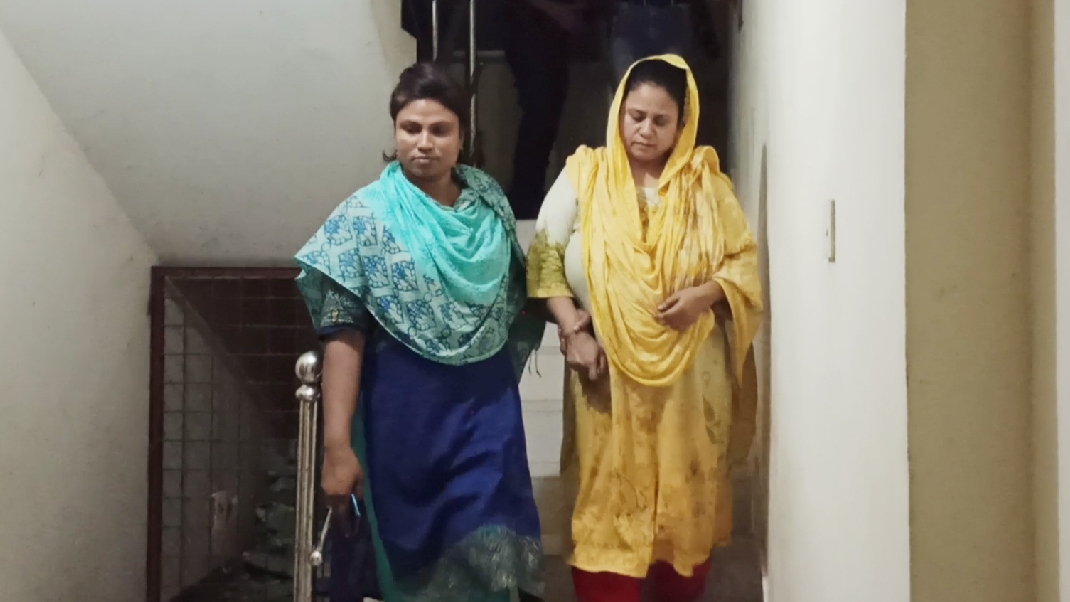 পলাশে গৃহকর্মীকে নির্যাতন, চিকিৎসকের স্ত্রী গ্রেপ্তার