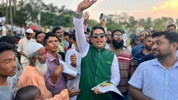 মাধবদীতে সরকারের উন্নয়ন কর্মকান্ডের লিফলেট বিতরণ