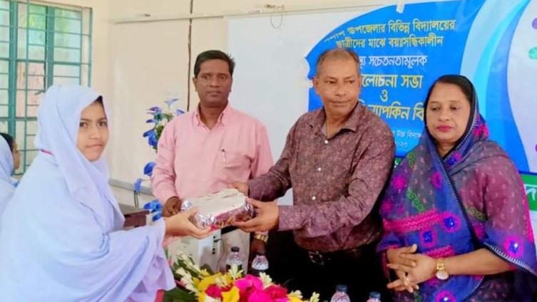 পলাশে ছাত্রীদের স্বাস্থ্য সচেতনামূলক সভা অনুষ্ঠিত