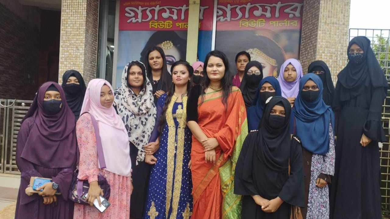 বিজয়ী” এর উদ্যোগে ফ্রি এ্যালিগেন্ট পার্টি মেকওভার প্রশিক্ষণ কোর্স সম্পন্ন