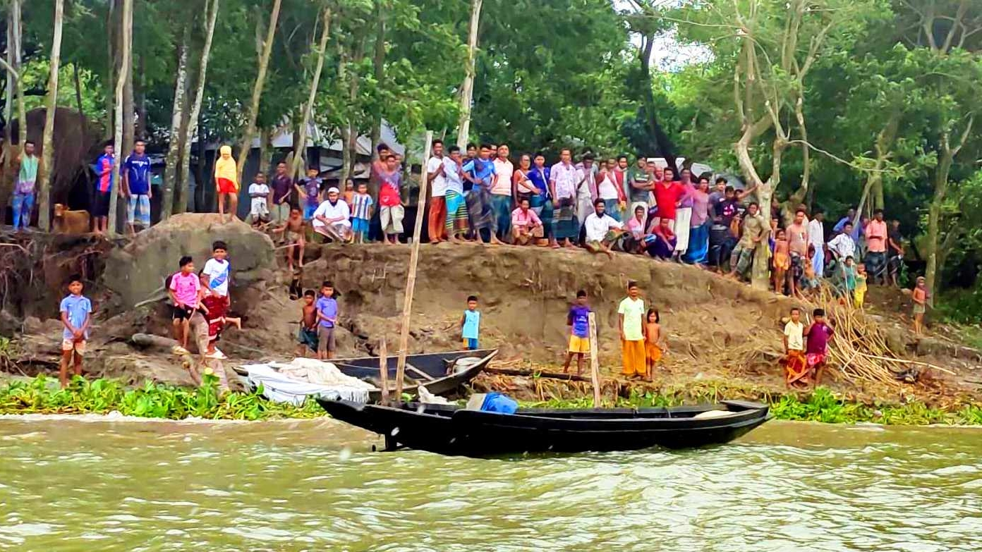 রায়পুরায় নদী ভাঙ্গন এলাকা পরিদর্শনে ডিসি
