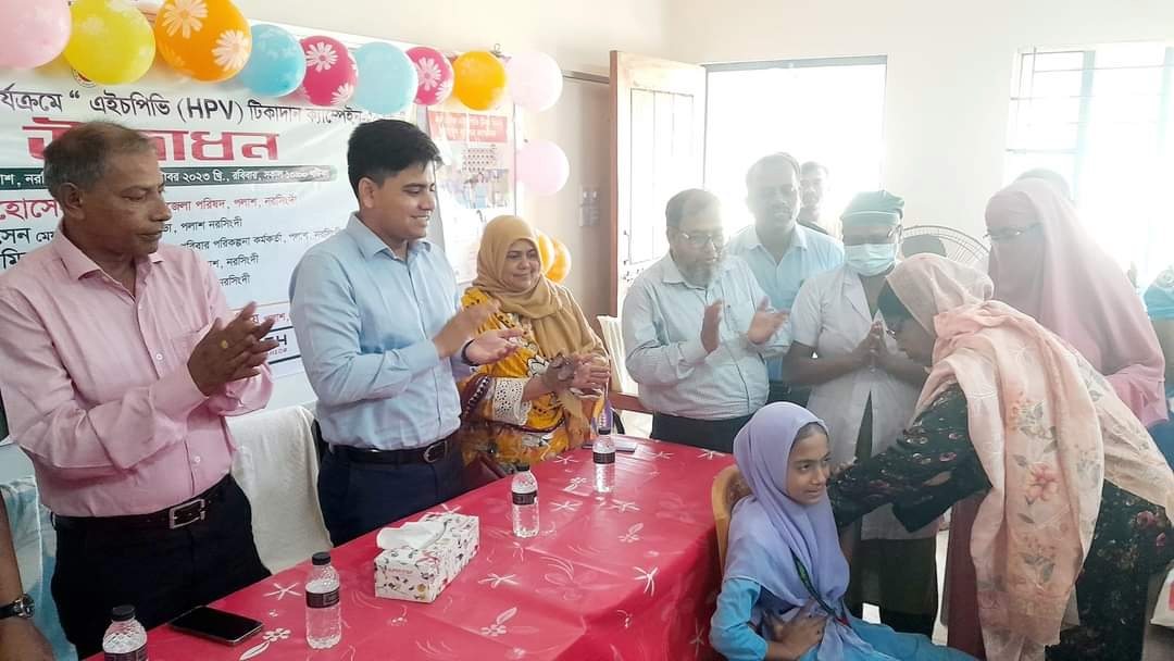 পলাশে জরায়ুমুখ ক্যান্সার প্রতিরোধে টিকাদানের শুভ উদ্বোধন