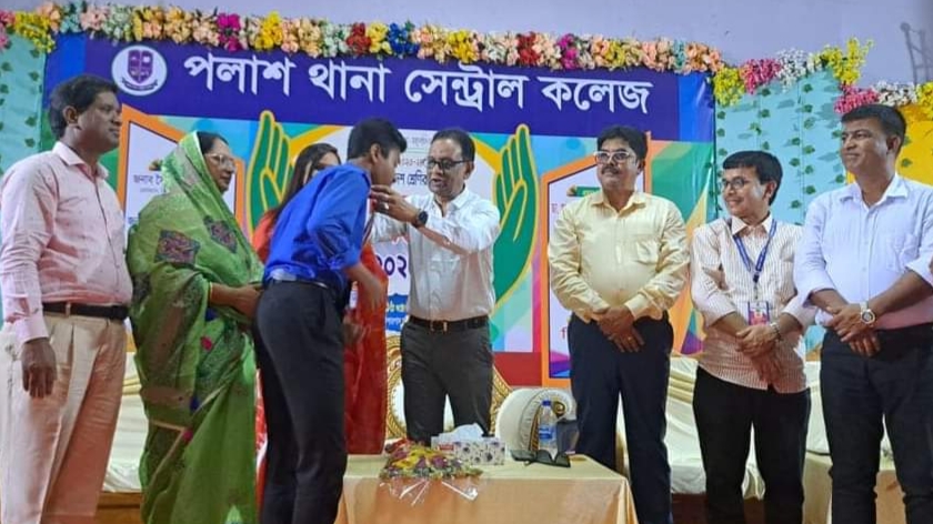 পলাশ থানা সেন্ট্রাল কলেজে নবীনবরণ অনুষ্ঠিত