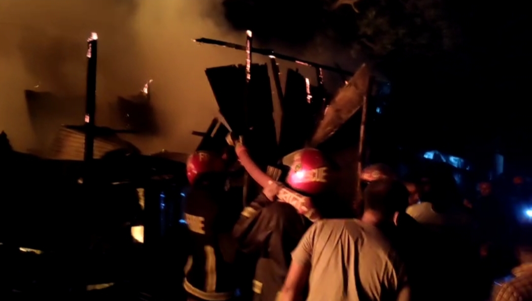 নরসিংদীর বাবুরহাট কাপড়ের বাজারে ভয়াবহ আগুন