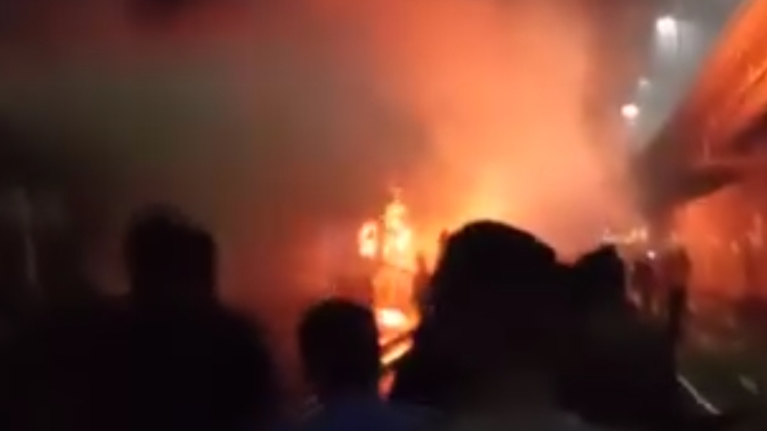 ভোরে আন্তঃনগর ট্রেনে আগুন, ৪ জনের মৃত্যু