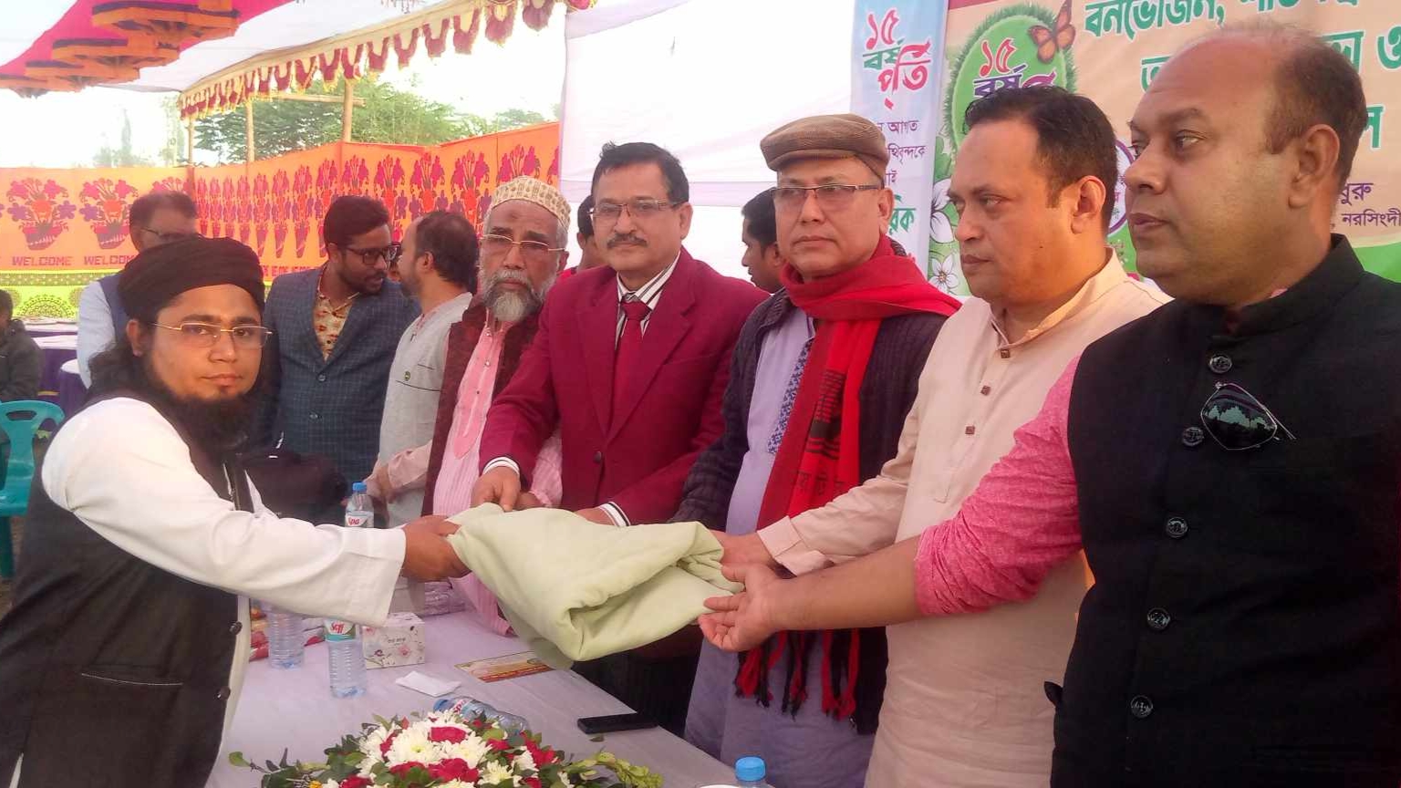 আলোর প্রতীক সেচ্ছাসেবী সংগঠনের শীতবস্ত্র বিতরণ