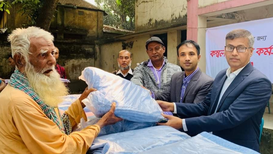 ঘোড়াশালে শীতার্ত মানুষের মাঝে আইএফআইসি ব্যাংকের কম্বল বিতরণ