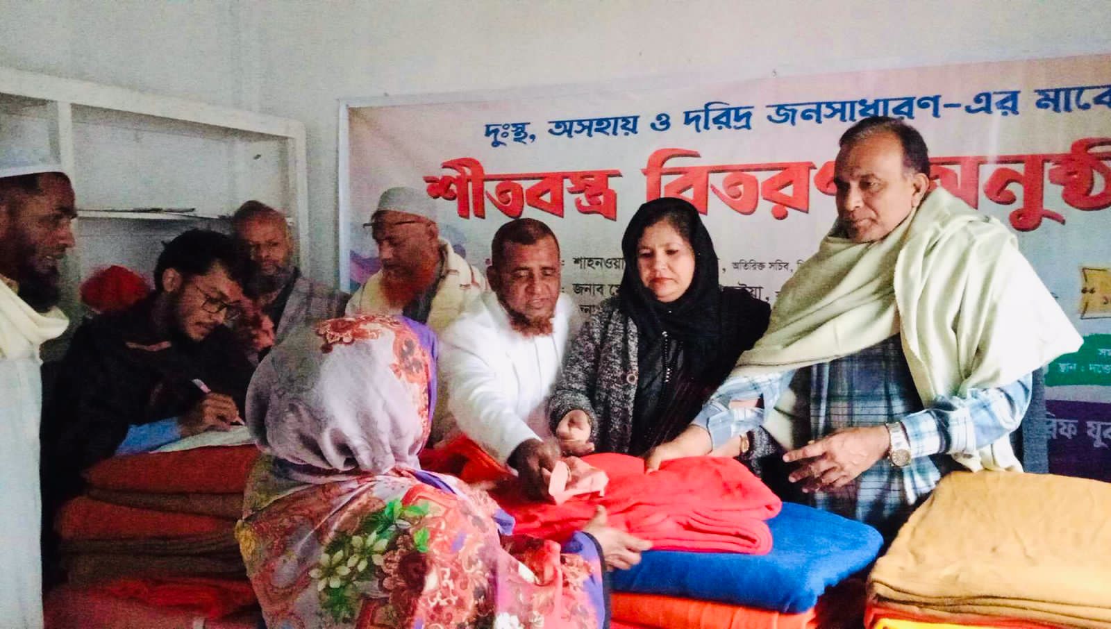 শিবপুরে ফিরোজা আরিফ ফাউন্ডেশনের উদ্যোগে শীতার্তদের মাঝে কম্বল বিতরণ
