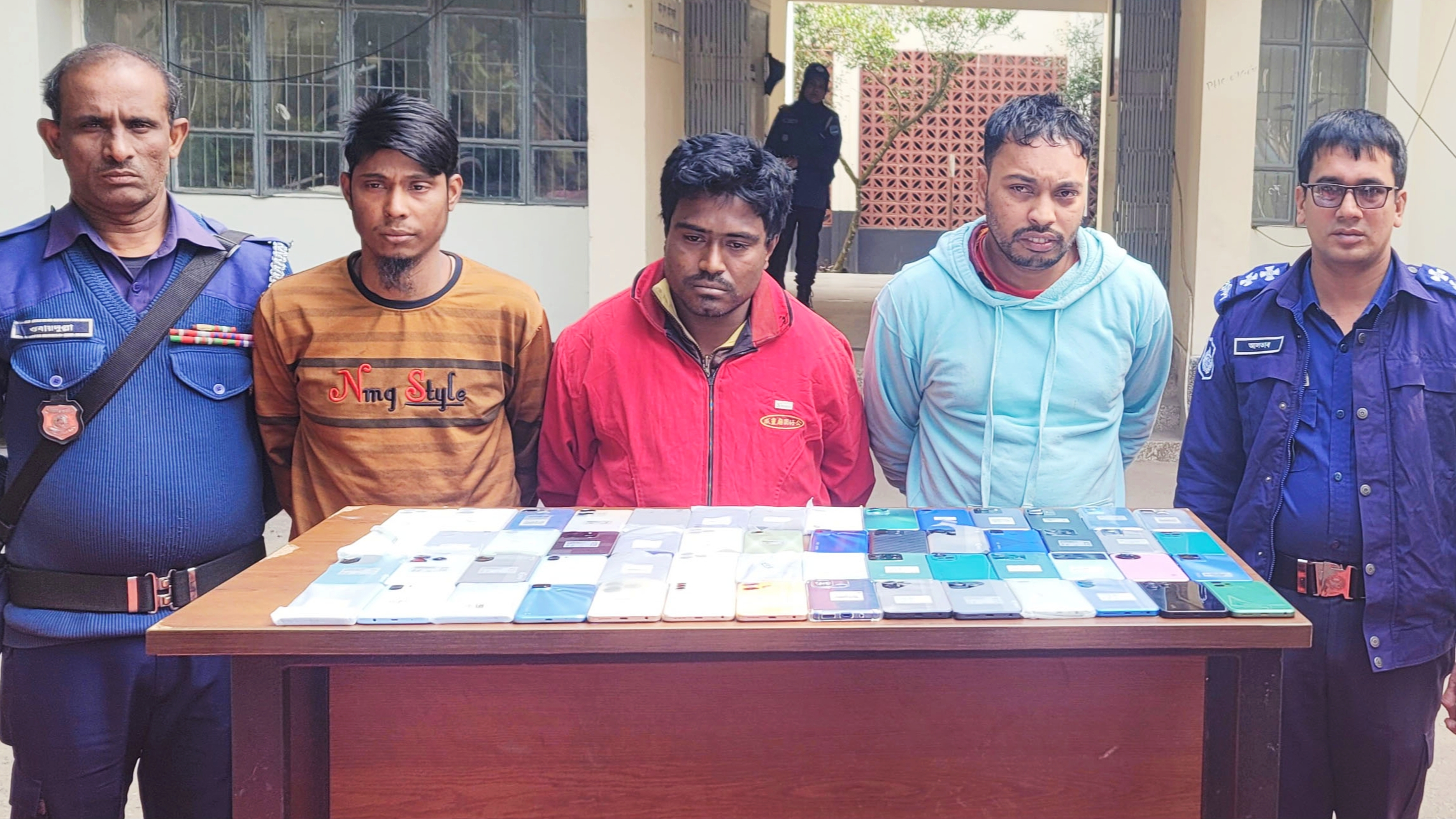 পলাশে চুরি হওয়া ৫৬টি মোবাইল উদ্ধার, গ্রেপ্তার ৩