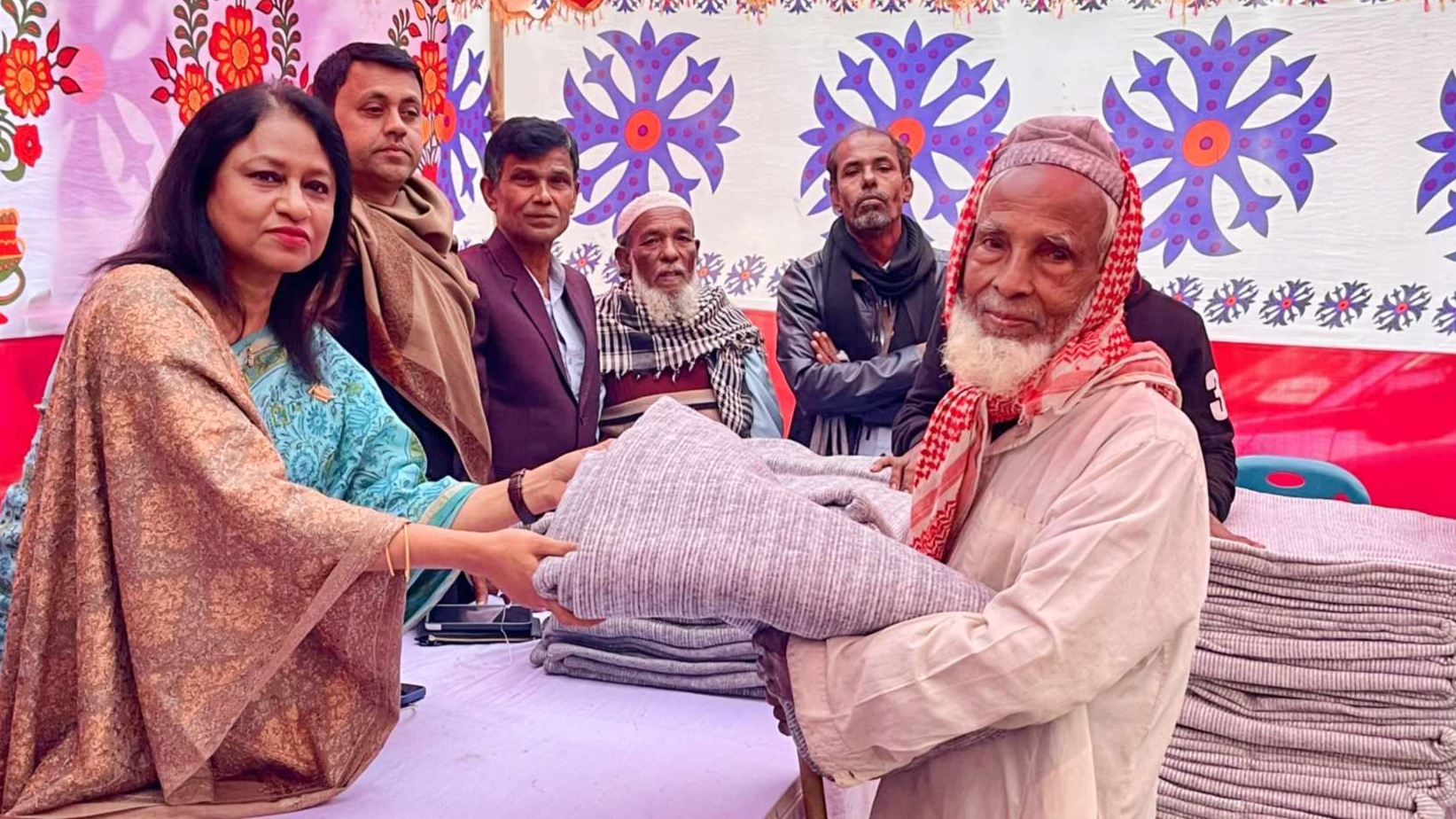 রায়পুরায় শীতার্তরা পেল জাতীয় প্রেসক্লাব সভাপতি ’র কম্বল