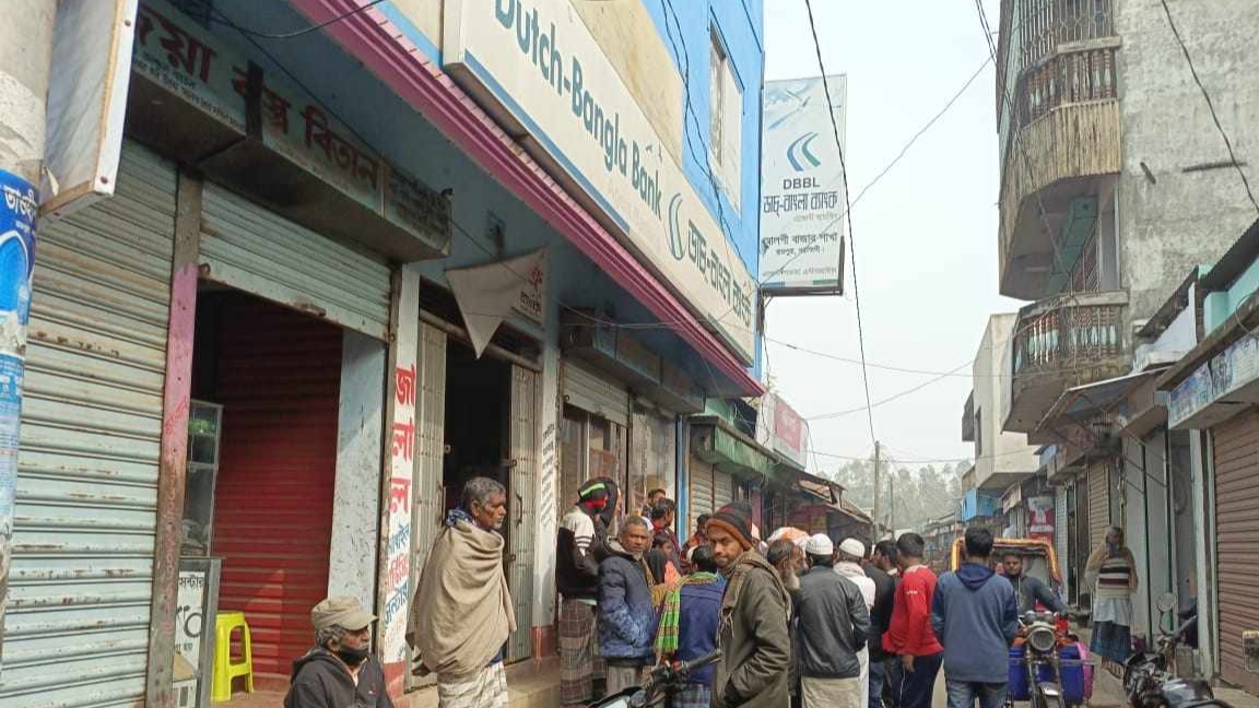 রায়পুরায় ডাচ্ বাংলা এজেন্ট ব্যাংকিংয়ের উদ্যোক্তা কোটি টাকা নিয়ে উধাও