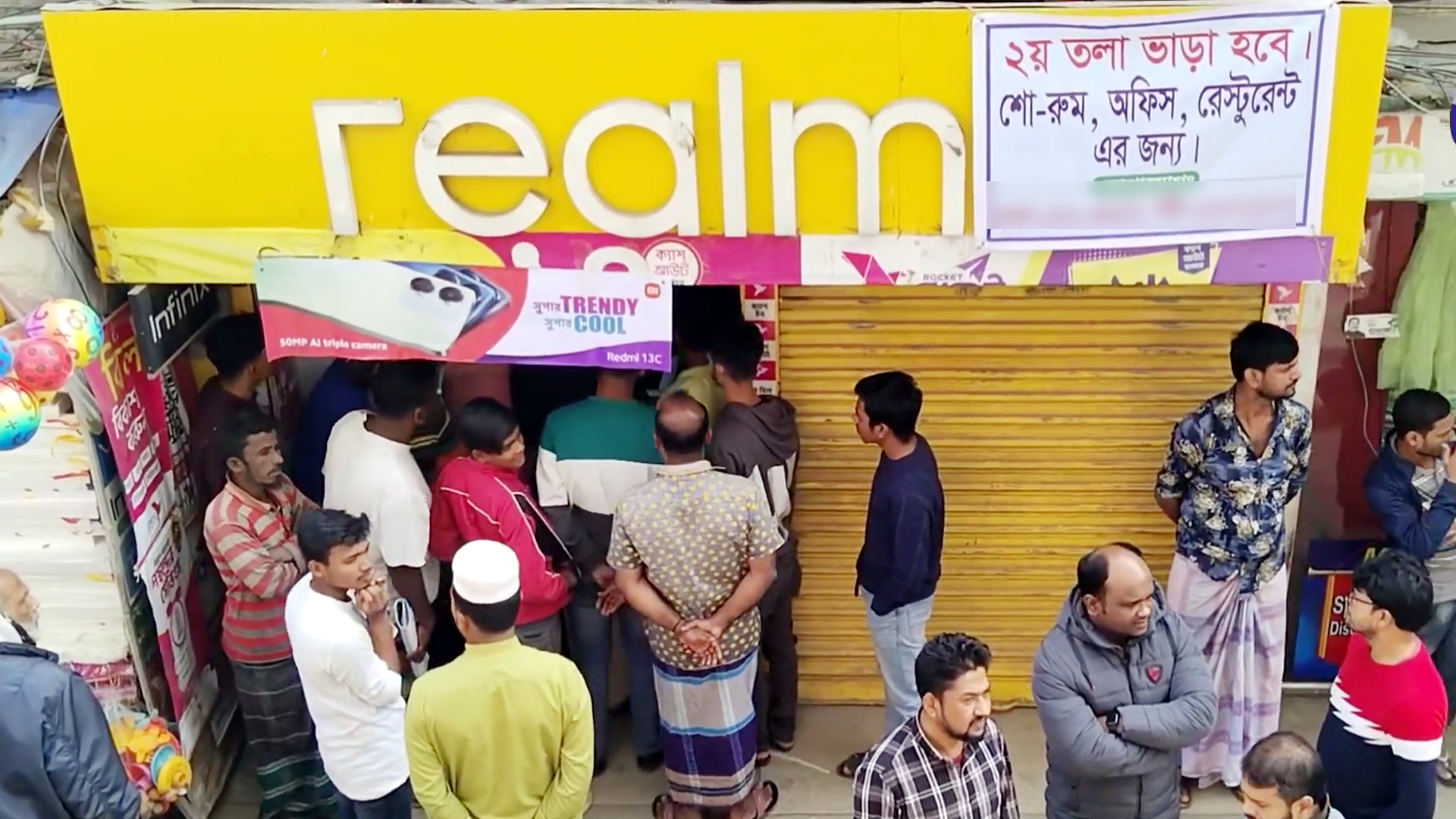 রায়পুরায় মোবাইলের দোকানে চুরি শেষে সাটারে তালা দেয় চোরচক্র