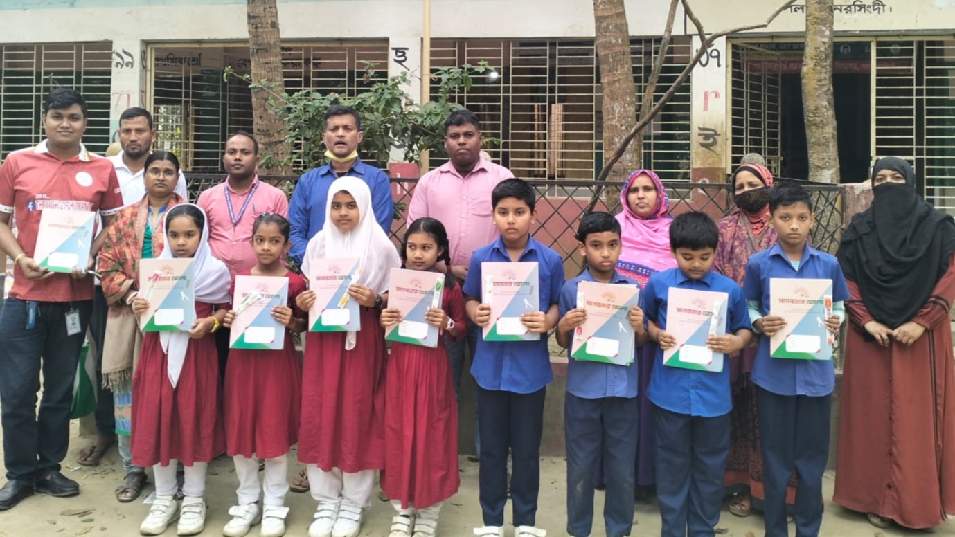 পলাশে মানবতার আলো’র শিক্ষা উপকরণ বিতরণ