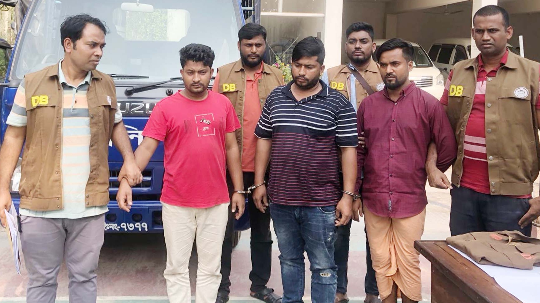 নরসিংদীতে ডিবি পুলিশ পরিচয়ে ডাকাতি, গ্রেপ্তার ৭