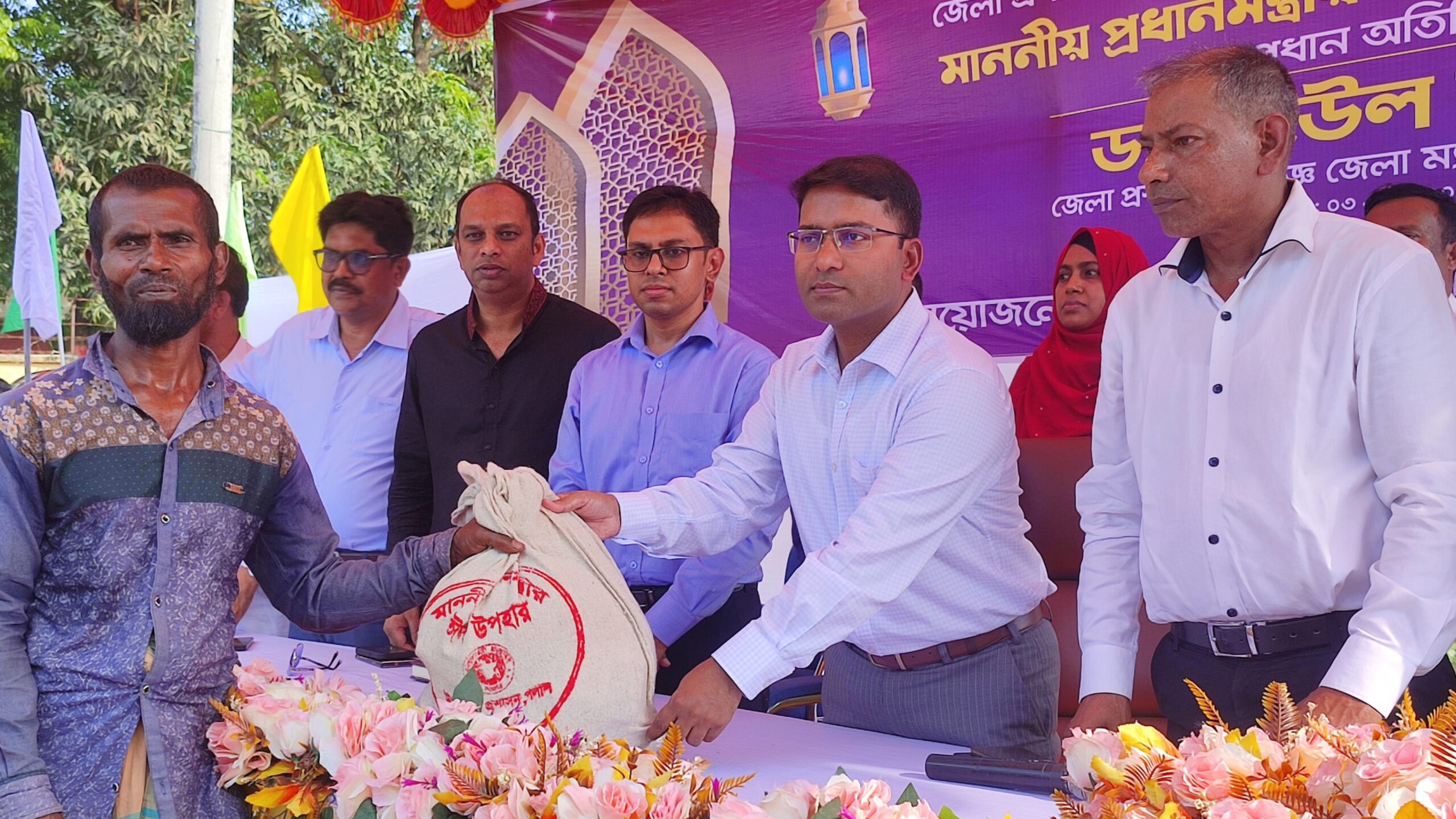 পলাশে ৩০০ জন পেলেন প্রধানমন্ত্রীর ঈদ উপহার