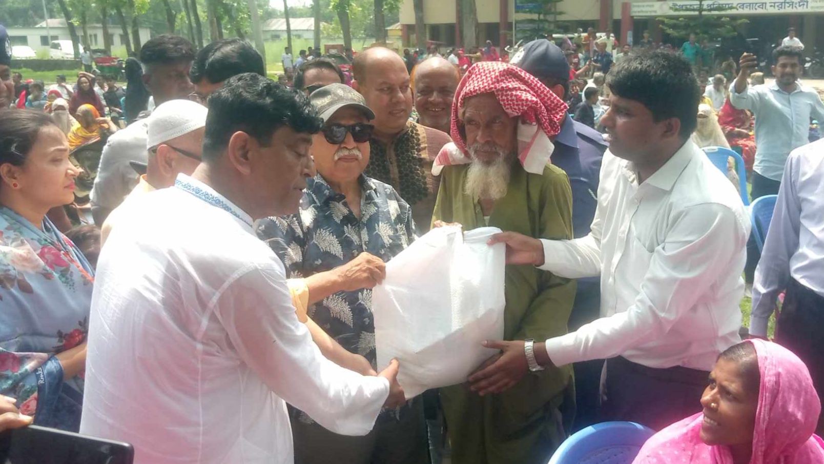 বেলাবতে ৫০০ অসহায় পেল শিল্পমন্ত্রীর ঈদ উপহার